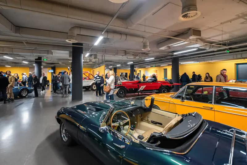 365 Oldtimer Museum בבודפשט מציג מעל 100 רכבי וינטג’ ואספנות נדירים, כולל דגמים היסטוריים, רכבים ייחודיים וחוויה מרתקת לחובבי רכב ועיצוב.