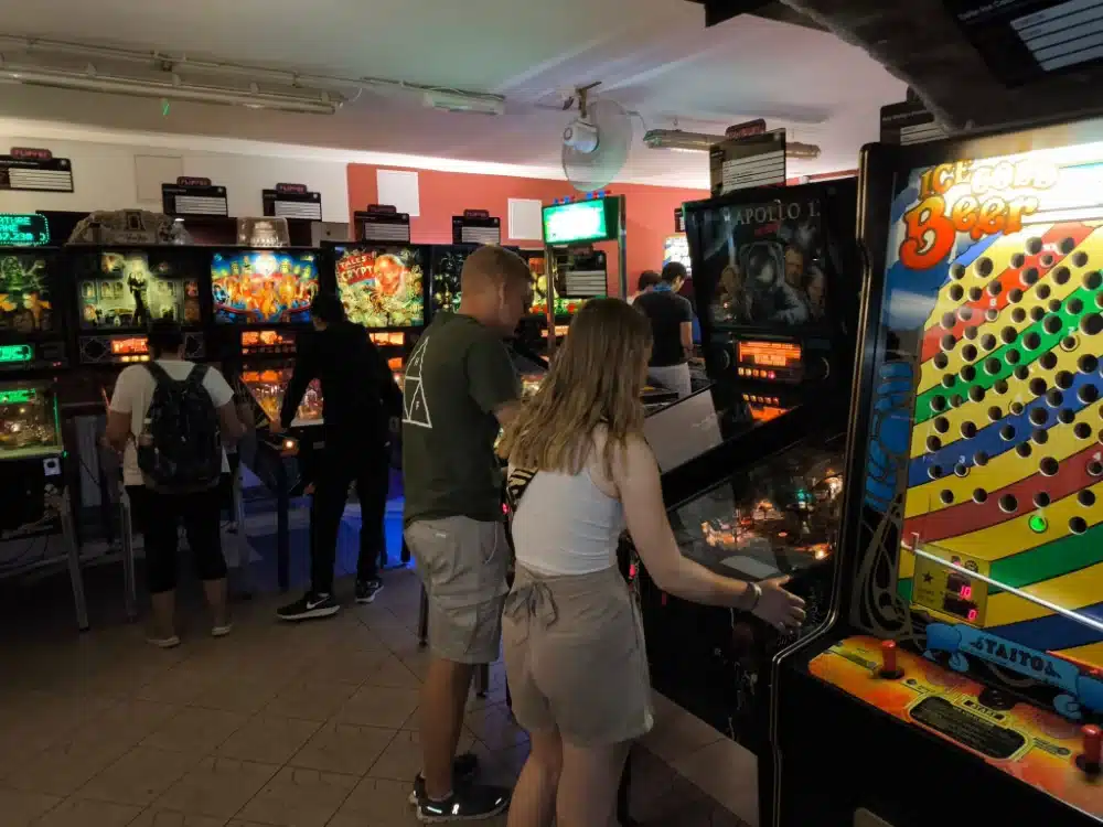 מוזיאון הפינבול בבודפשט חוויה נוסטלגית ואינטראקטיבית