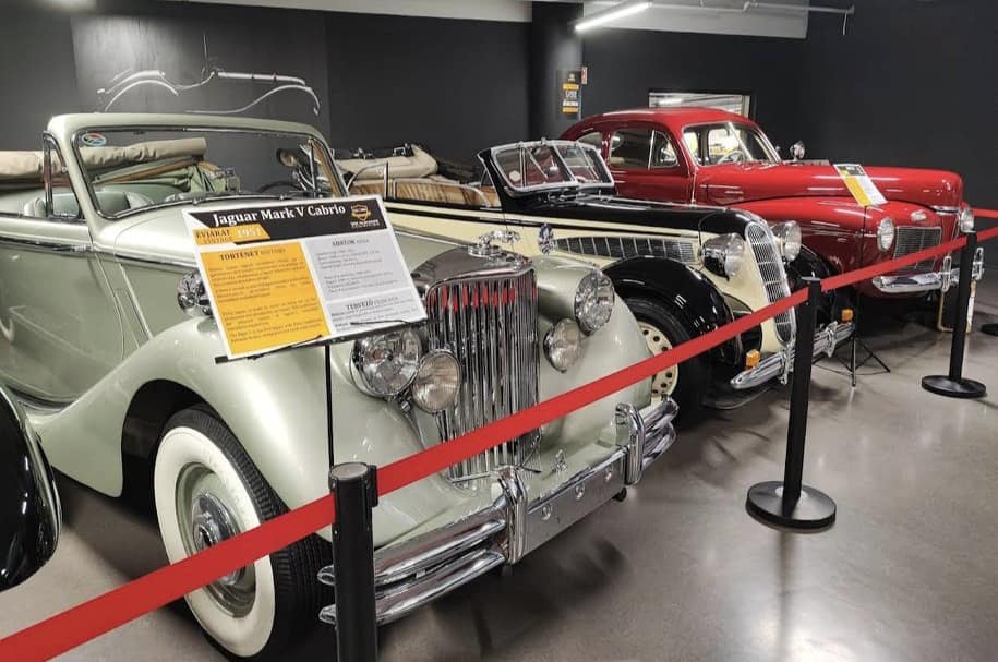 365 Oldtimer Museum בבודפשט מציג מעל 100 רכבי וינטג’ ואספנות נדירים, כולל דגמים היסטוריים, רכבים ייחודיים וחוויה מרתקת לחובבי רכב ועיצוב.