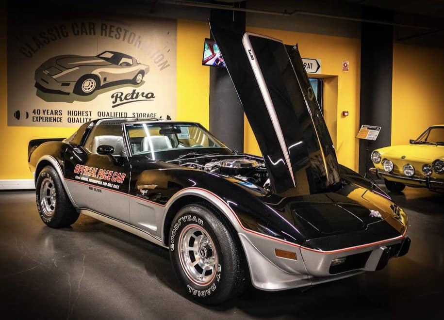 365 Oldtimer Museum בבודפשט מציג מעל 100 רכבי וינטג’ ואספנות נדירים, כולל דגמים היסטוריים, רכבים ייחודיים וחוויה מרתקת לחובבי רכב ועיצוב.
