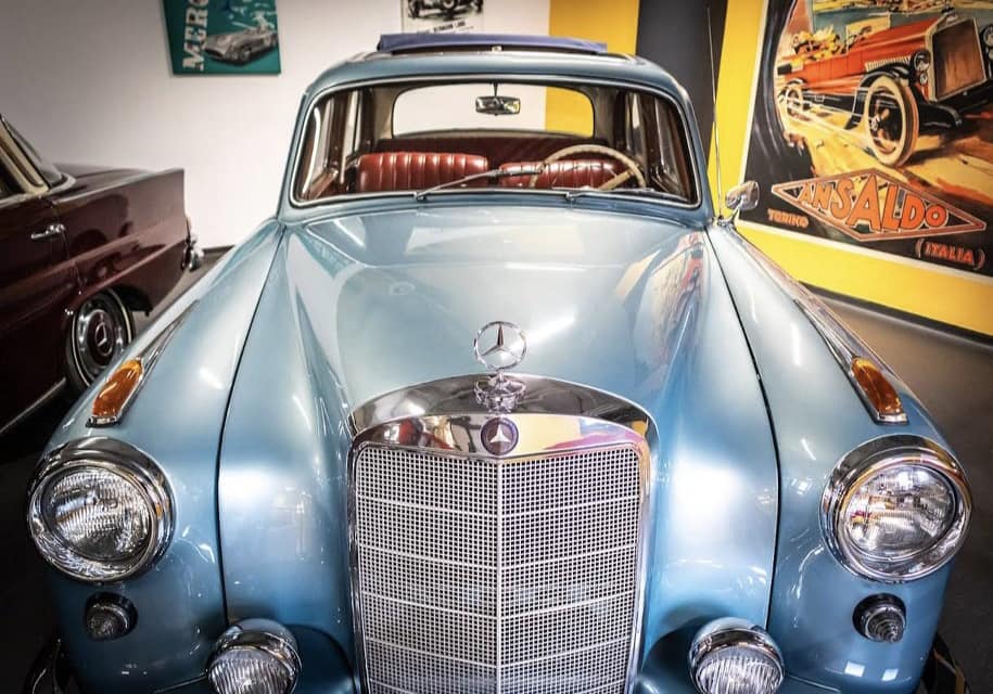 365 Oldtimer Museum בבודפשט מציג מעל 100 רכבי וינטג’ ואספנות נדירים, כולל דגמים היסטוריים, רכבים ייחודיים וחוויה מרתקת לחובבי רכב ועיצוב.