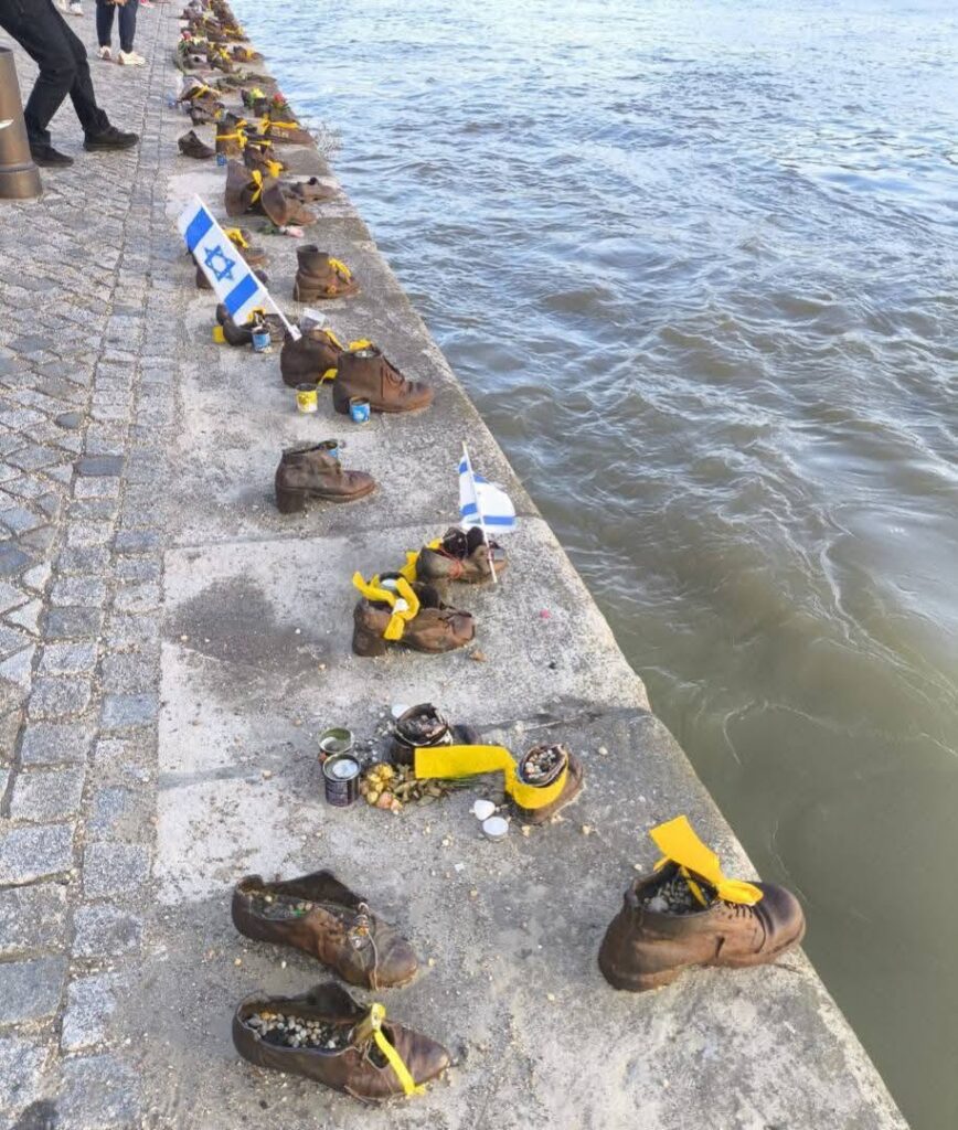 אנדרטת הנעליים על הדנובה בבודפשט – Shoes on the Danube Bank