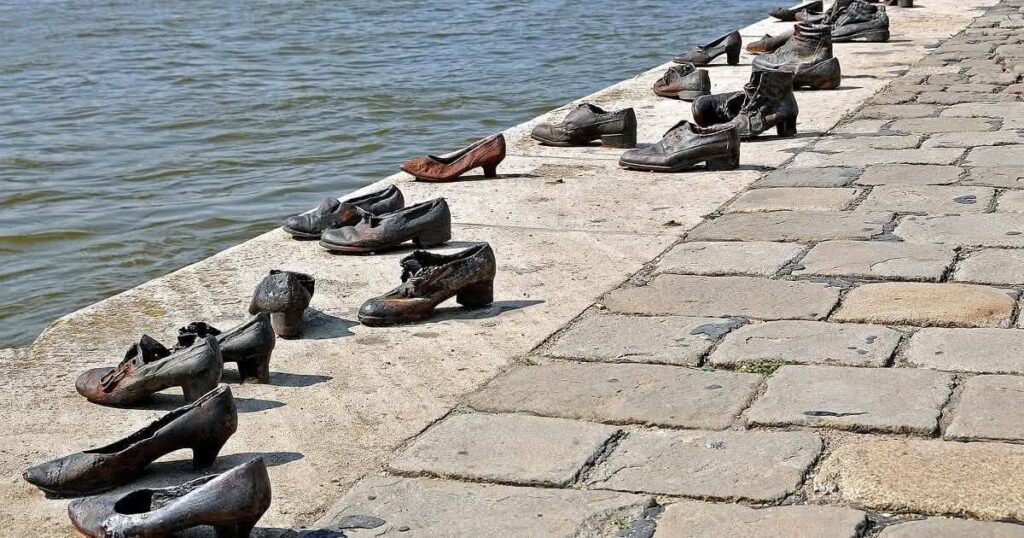 אנדרטת הנעליים על הדנובה בבודפשט – Shoes on the Danube Bank