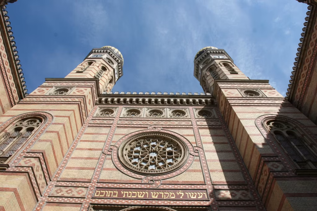 בית הכנסת הגדול של בודפשט – אתר חובה בלב הרובע היהודי