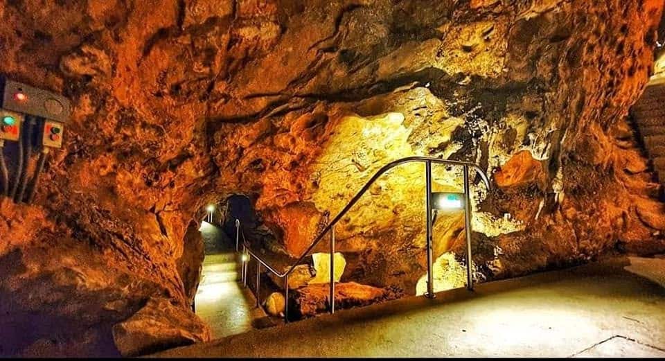 מערת הנטיפים פאלוולגי – חוויה תת־קרקעית בהרי בודה
