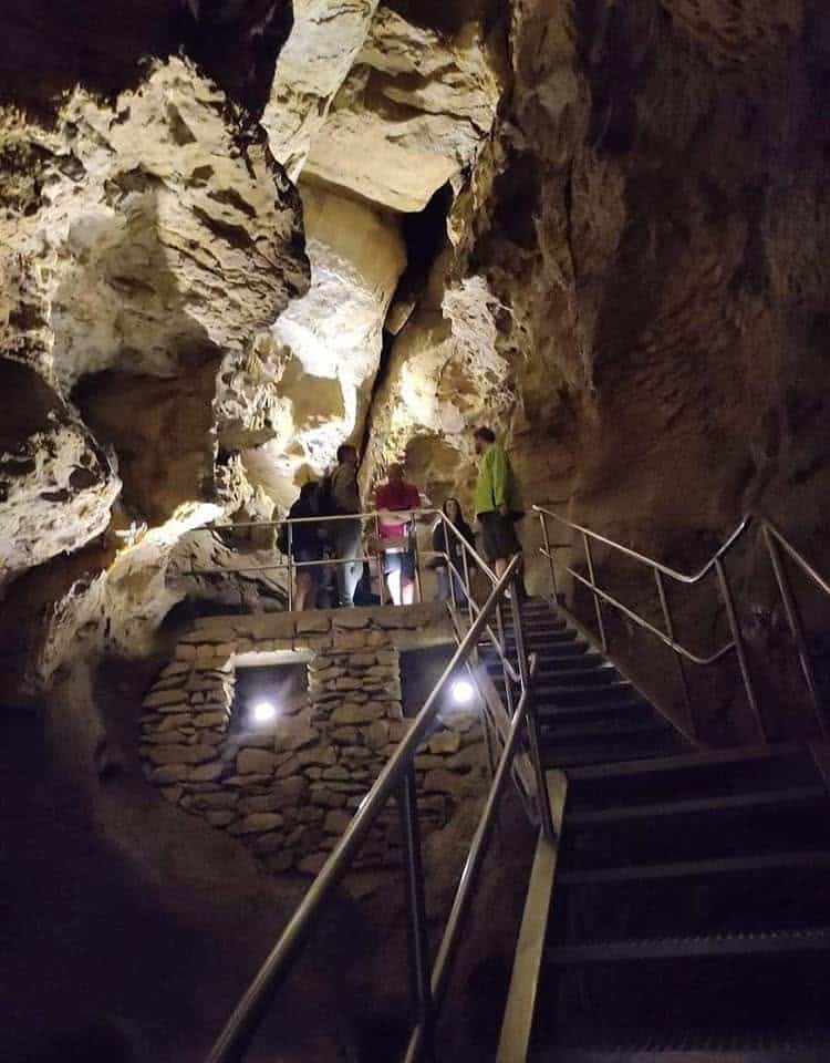 מערת הנטיפים פאלוולגי – חוויה תת־קרקעית בהרי בודה